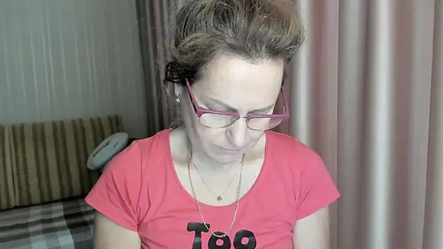 Snapshot of lauraoven chatting on 12, 1, 2025 lauraoven online show from 12, 1, 2025