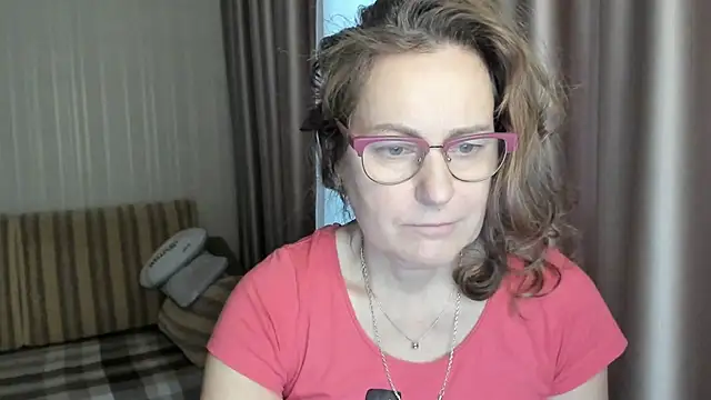 Snapshot of lauraoven chatting on 12, 1, 2025 lauraoven online show from 12, 1, 2025