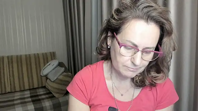 Snapshot of lauraoven chatting on 12, 1, 2025 lauraoven online show from 12, 1, 2025
