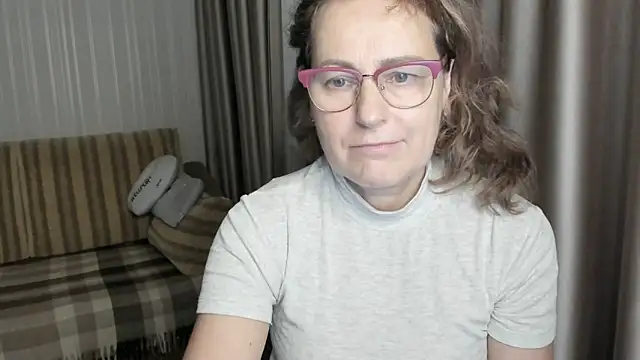 Snapshot of lauraoven chatting on 13, 1, 2025 lauraoven online show from 13, 1, 2025