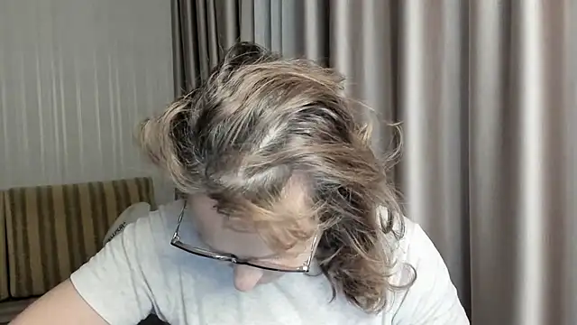 Snapshot of lauraoven chatting on 18, 1, 2025 lauraoven online show from 18, 1, 2025