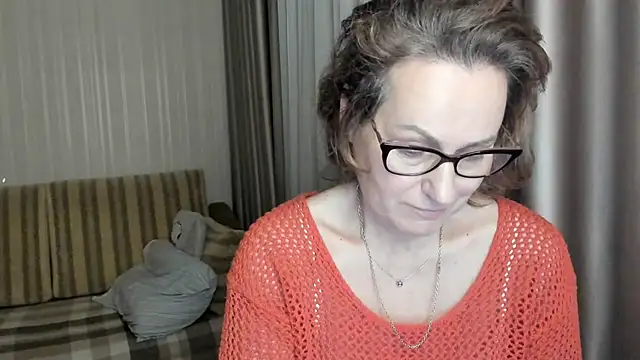 Snapshot of lauraoven chatting on 1, 2, 2025 lauraoven online show from 1, 2, 2025