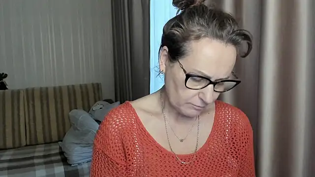 Snapshot of lauraoven chatting on 2, 2, 2025 lauraoven online show from 2, 2, 2025