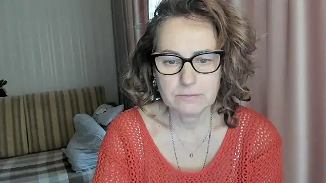 Snapshot of lauraoven chatting on 4, 2, 2025 lauraoven online show from 4, 2, 2025