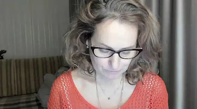 Snapshot of lauraoven chatting on 4, 2, 2025 lauraoven online show from 4, 2, 2025