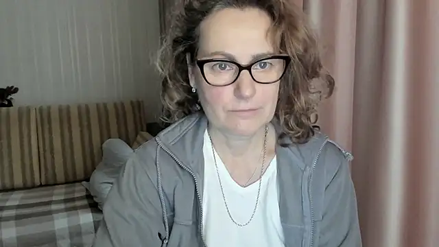 Snapshot of lauraoven chatting on 5, 2, 2025 lauraoven online show from 5, 2, 2025