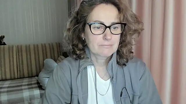 Snapshot of lauraoven chatting on 5, 2, 2025 lauraoven online show from 5, 2, 2025