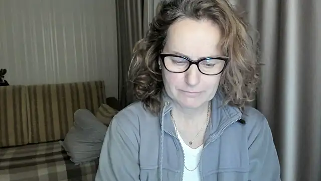Snapshot of lauraoven chatting on 5, 2, 2025 lauraoven online show from 5, 2, 2025