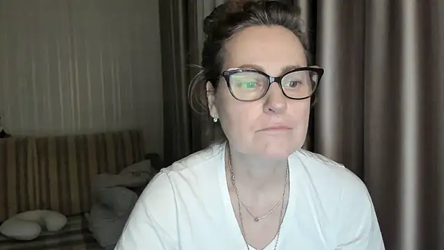 Snapshot of lauraoven chatting on 6, 2, 2025 lauraoven online show from 6, 2, 2025