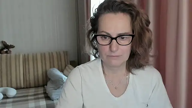 Snapshot of lauraoven chatting on 7, 2, 2025 lauraoven online show from 7, 2, 2025