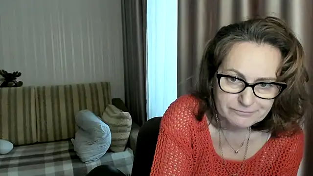 Snapshot of lauraoven chatting on 8, 2, 2025 lauraoven online show from 8, 2, 2025