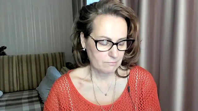 Snapshot of lauraoven chatting on 9, 2, 2025 lauraoven online show from 9, 2, 2025