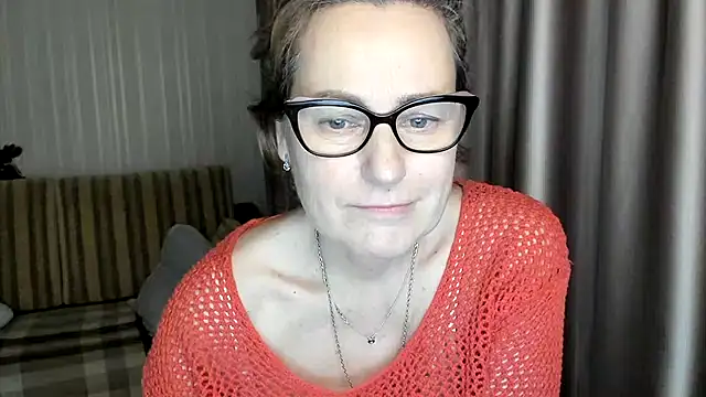 Snapshot of lauraoven chatting on 9, 2, 2025 lauraoven online show from 9, 2, 2025