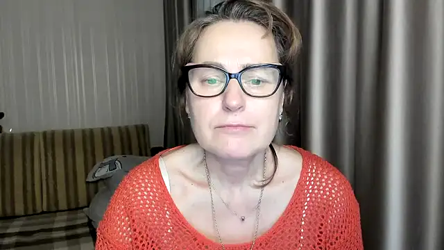 Snapshot of lauraoven chatting on 10, 2, 2025 lauraoven online show from 10, 2, 2025