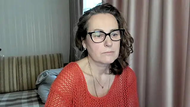 Snapshot of lauraoven chatting on 11, 2, 2025 lauraoven online show from 11, 2, 2025