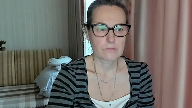 Snapshot of lauraoven chatting on 19, 2, 2025 lauraoven online show from 19, 2, 2025
