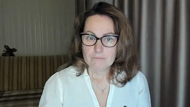 Snapshot of lauraoven chatting on 24, 2, 2025 lauraoven online show from 24, 2, 2025