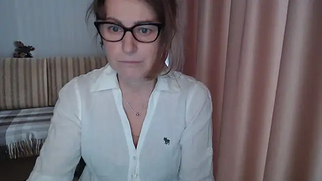 Snapshot of lauraoven chatting on 25, 2, 2025 lauraoven online show from 25, 2, 2025