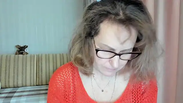 Snapshot of lauraoven chatting on 2, 3, 2025 lauraoven online show from 2, 3, 2025