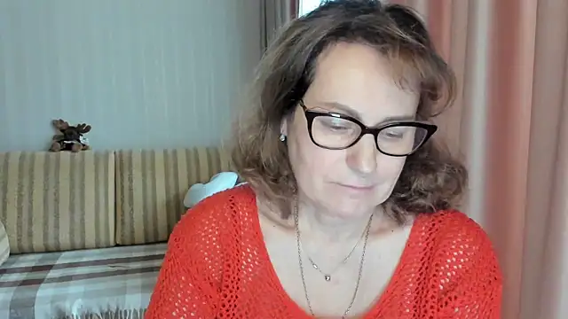 Snapshot of lauraoven chatting on 2, 3, 2025 lauraoven online show from 2, 3, 2025