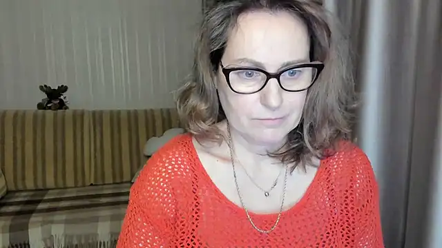 Snapshot of lauraoven chatting on 2, 3, 2025 lauraoven online show from 2, 3, 2025
