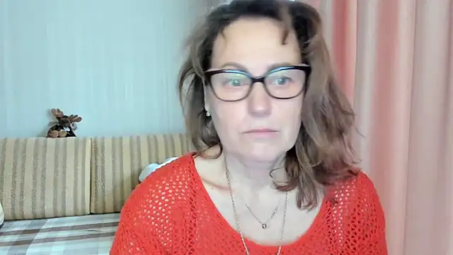 Snapshot of lauraoven chatting on 3, 3, 2025 lauraoven online show from 3, 3, 2025