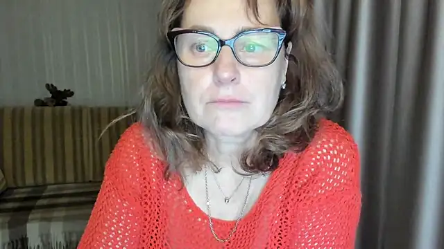 Snapshot of lauraoven chatting on 3, 3, 2025 lauraoven online show from 3, 3, 2025
