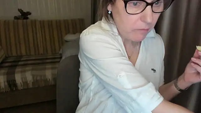 Snapshot of lauraoven chatting on 4, 3, 2025 lauraoven online show from 4, 3, 2025
