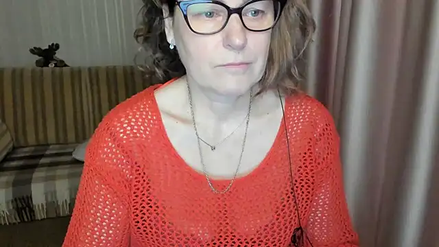 Snapshot of lauraoven chatting on 5, 3, 2025 lauraoven online show from 5, 3, 2025