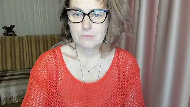 Snapshot of lauraoven chatting on 5, 3, 2025 lauraoven online show from 5, 3, 2025