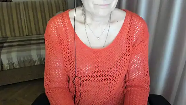 Snapshot of lauraoven chatting on 5, 3, 2025 lauraoven online show from 5, 3, 2025