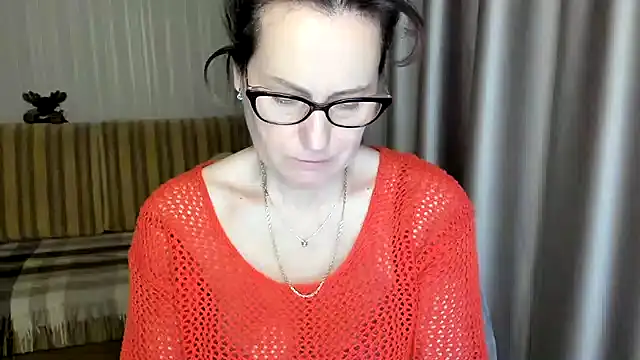 Snapshot of lauraoven chatting on 5, 3, 2025 lauraoven online show from 5, 3, 2025