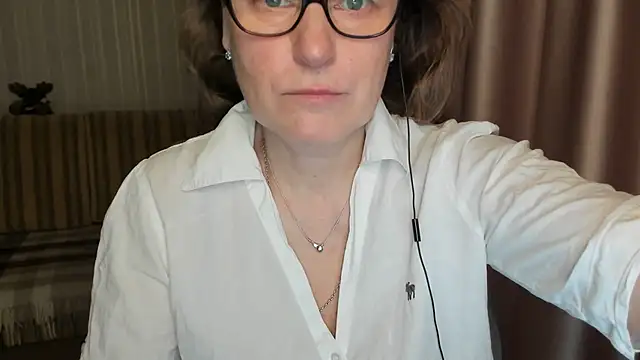 Snapshot of lauraoven chatting on 6, 3, 2025 lauraoven online show from 6, 3, 2025