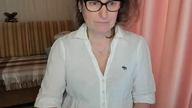 Snapshot of lauraoven chatting on 7, 3, 2025 lauraoven online show from 7, 3, 2025