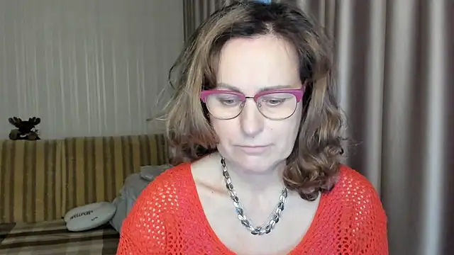Snapshot of lauraoven chatting on 8, 3, 2025 lauraoven online show from 8, 3, 2025