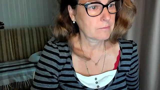 Snapshot of lauraoven chatting on 29, 9, 2025 lauraoven online show from 29, 9, 2025