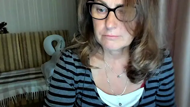 Snapshot of lauraoven chatting on 1, 10, 2025 lauraoven online show from 1, 10, 2025