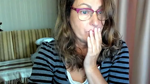 Snapshot of lauraoven chatting on 2, 10, 2025 lauraoven online show from 2, 10, 2025