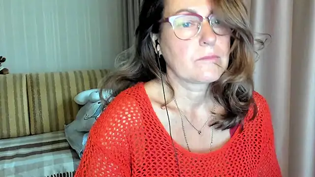 Snapshot of lauraoven chatting on 3, 10, 2025 lauraoven online show from 3, 10, 2025
