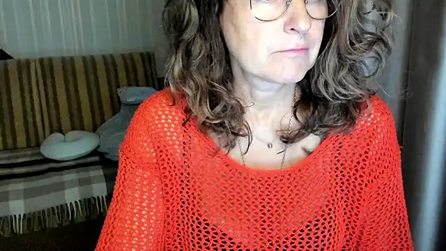 Snapshot of lauraoven chatting on 5, 10, 2025 lauraoven online show from 5, 10, 2025
