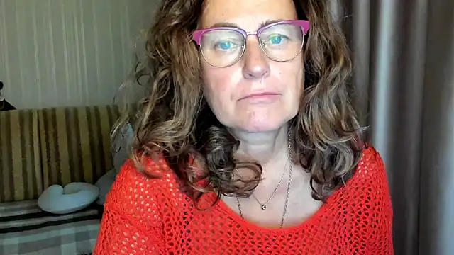 Snapshot of lauraoven chatting on 6, 10, 2025 lauraoven online show from 6, 10, 2025
