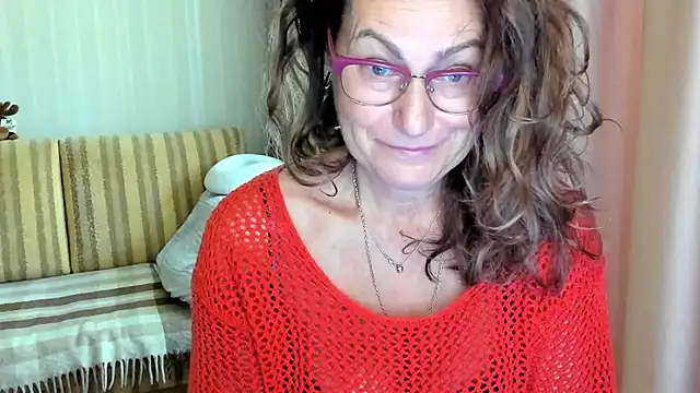 Snapshot of lauraoven chatting on 8, 10, 2025 lauraoven online show from 8, 10, 2025
