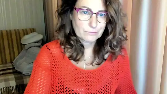 Snapshot of lauraoven chatting on 9, 10, 2025 lauraoven online show from 9, 10, 2025