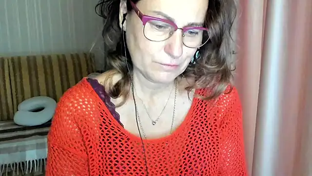 Snapshot of lauraoven chatting on 15, 10, 2025 lauraoven online show from 15, 10, 2025