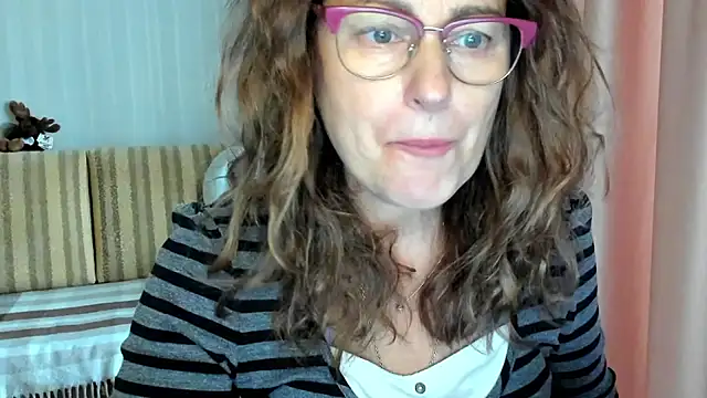 Snapshot of lauraoven chatting on 21, 10, 2025 lauraoven online show from 21, 10, 2025