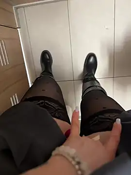 Snapshot of Wet__Bunny chatting on 1, 3, 2025 Wet  Bunny online show from 1, 3, 2025