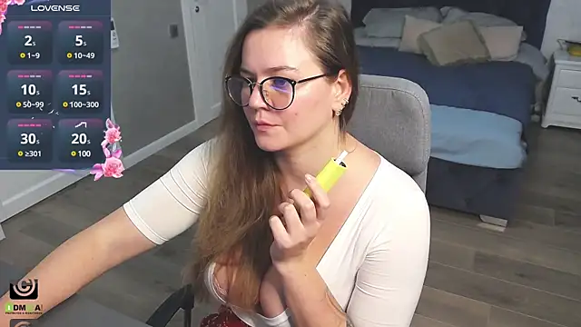 Snapshot of KellyKleine chatting on 9, 1, 2025 KellyKleine online show from 9, 1, 2025
