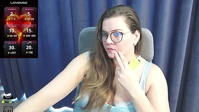 Snapshot of KellyKleine chatting on 4, 3, 2025 KellyKleine online show from 4, 3, 2025