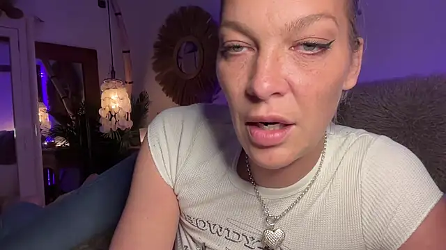 Snapshot of cyberchickie_maria chatting on 28, 2, 2025 cyberchickie maria online show from 28, 2, 2025