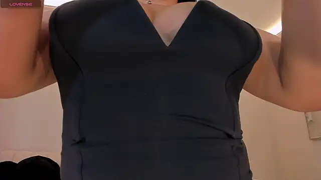 Snapshot of MiaRoberts1 chatting on 4, 7, 2026 MiaRoberts1 online show from 4, 7, 2026